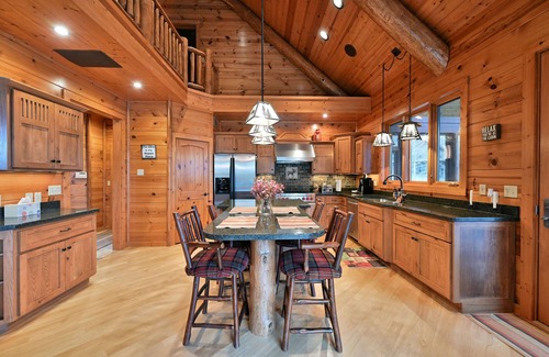 Hayward Casa | Custom-Bulit Log Cabin Family Friendly home on Round Lake, close to trails!