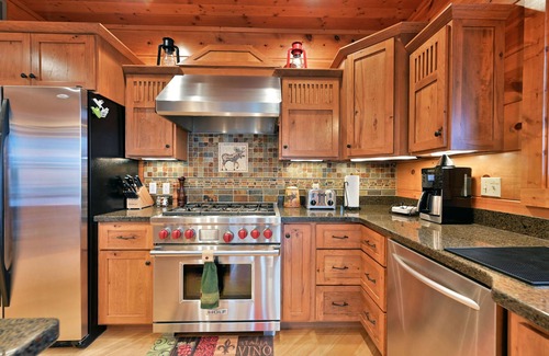 Hayward Casa | Custom-Bulit Log Cabin Family Friendly home on Round Lake, close to trails!
