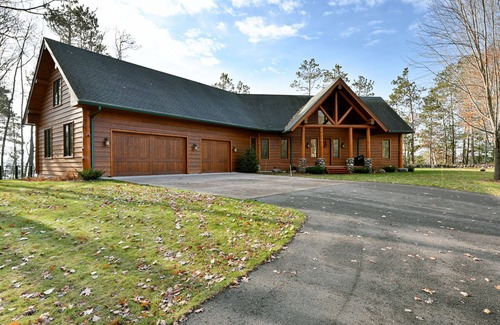 Hayward Casa | Custom-Bulit Log Cabin Family Friendly home on Round Lake, close to trails!