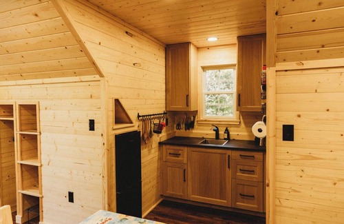 Mendota Apartamento | Custom Cabin Garage Studio in the Woods with WiFi