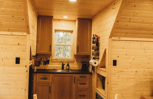 Mendota Apartamento | Custom Cabin Garage Studio in the Woods with WiFi