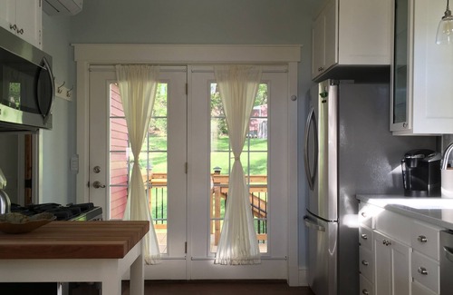 Burlington Casa | Carriage House de diseño personalizado: cerca de la ciudad con una sensación de granja
