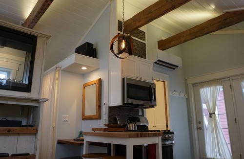 Burlington Casa | Carriage House de diseño personalizado: cerca de la ciudad con una sensación de granja