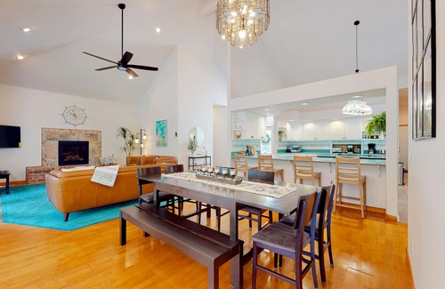 Oak Harbor Casa | Custom, dog-friendly home on 5 lakefront acres with tennis, sauna & game room