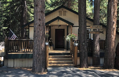 Peninsula Village Cabina | Custom Home in Almanor Pines
