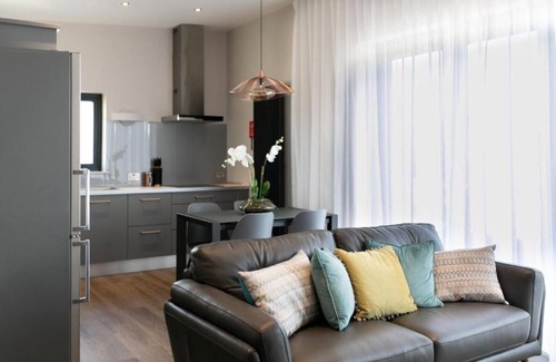 Newry Apartamento | Custom House Titanium Apartment