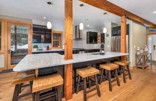 Meredith Casa | Custom Lake Winnisquam Home For 12