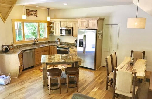 Hendersonville Cabina | Cabina completamente nueva con detalles de lujo personalizados.