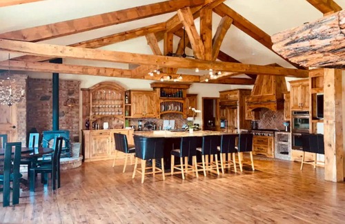 Big Bear City Casa | ❤️Custom Rustic Ranch in🐻Hot Tub🧖‍♀️Cold Tank🥶BBQ🍔Theatre📽Pool🎱Library📚Games🎯🏀♠️🎤Gym💪