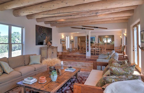 Valdez Casa | Casa Taos personalizada en 11 acres con fogatas al aire libre!