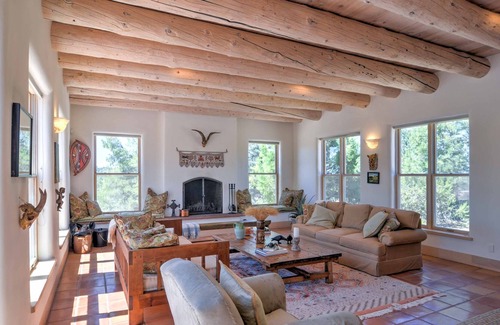 Valdez Casa | Casa Taos personalizada en 11 acres con fogatas al aire libre!