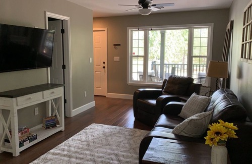 Wesley Chapel Casa | Cute 2/2 Farmhouse in park like setting on 10 Acres! Private & centrally located