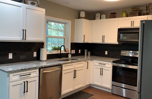 Wesley Chapel Casa | Cute 2/2 Farmhouse in park like setting on 10 Acres! Private & centrally located