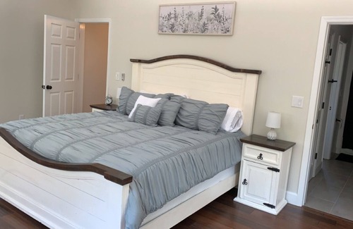 Wesley Chapel Casa | Cute 2/2 Farmhouse in park like setting on 10 Acres! Private & centrally located