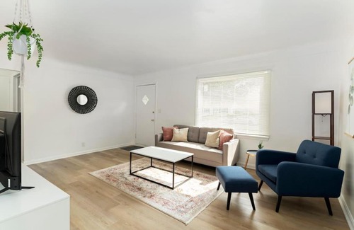 Royal Oak Casa | Cute 2 bed 1 bath Home in Royal Oak
