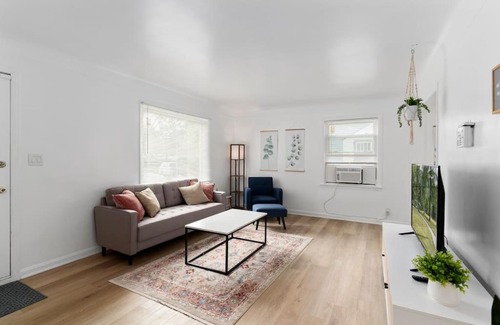 Royal Oak Casa | Cute 2 bed 1 bath Home in Royal Oak