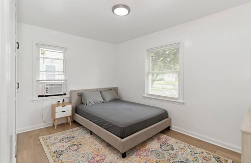 Royal Oak Casa | Cute 2 bed 1 bath Home in Royal Oak