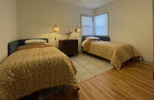 Merriam Park West Casa | Cute 2 bedroom/1 bath vacation getaway w/ laundry