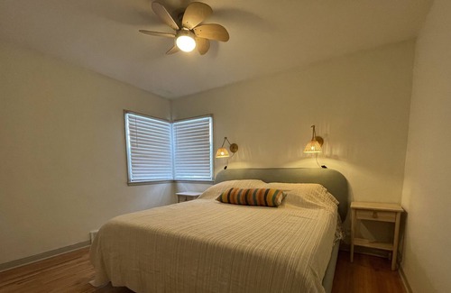 Merriam Park West Casa | Cute 2 bedroom/1 bath vacation getaway w/ laundry