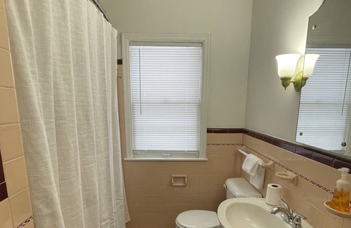 Merriam Park West Casa | Cute 2 bedroom/1 bath vacation getaway w/ laundry