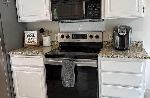 Harlow Casa | Cute 2 bedroom home walkable to Oakway & Autzen Stadium