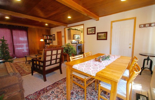 West Village Cabina | CUERO 2B / 1B CABINA EN LA ALDEA OCCIDENTAL EN MADRONE LANE