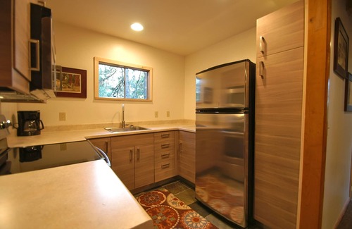 West Village Cabina | CUERO 2B / 1B CABINA EN LA ALDEA OCCIDENTAL EN MADRONE LANE