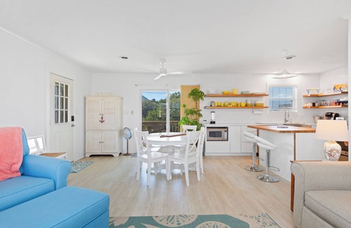 The Point Casa | Cute 3 Bedroom 1/2 Duplex with Top Deck Views at the Point