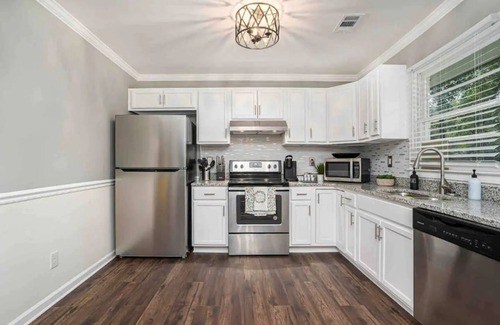 Forest Park Casa | Cute 3 bedroom near ATL Airport w/ King Bed & Den