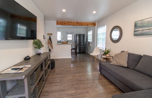Crown Point Cabaña | Cute and clean 1 bed/1 bath beach cottage with A/C