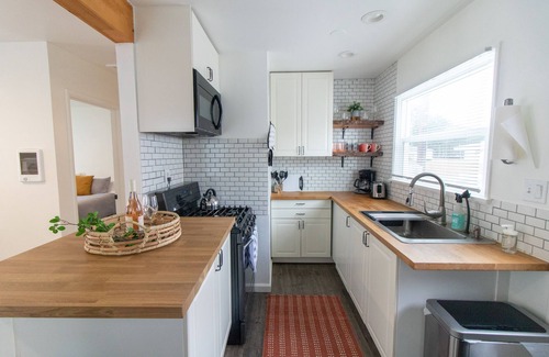 Crown Point Cabaña | Cute and clean 1 bed/1 bath beach cottage with A/C