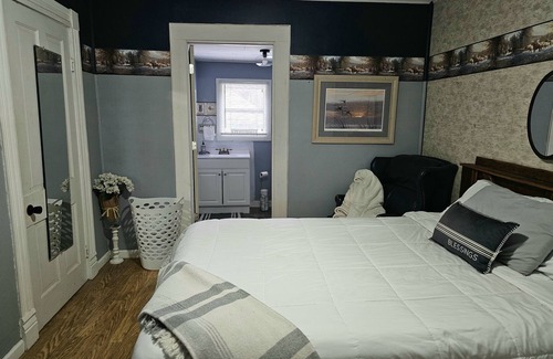 Eminence Otro | Cute and comfy bedroom with 1 queen bed/private bath