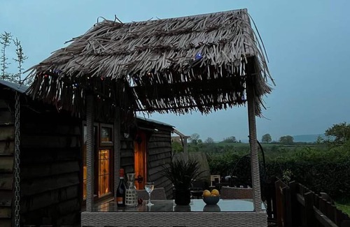 Kington Cabina | Cute and Cosy Shepard hut With Wood Fuel hot tub
