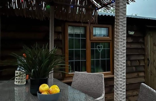 Kington Cabina | Cute and Cosy Shepard hut With Wood Fuel hot tub