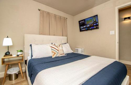 Mid America Apartamento | Cute and Cozy 2 Bedroom Condo Great for a couple or small family