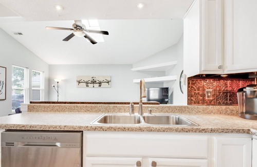 Columbus Casa | Cute and Cozy 3 Bedroom Ranch Home w/ Deck and Fenced Yard
