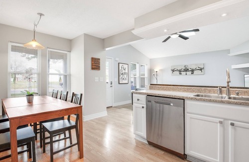 Columbus Casa | Cute and Cozy 3 Bedroom Ranch Home w/ Deck and Fenced Yard