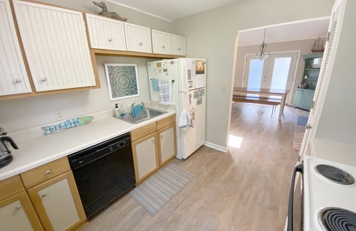 Nags Head Cabaña | Cute and Cozy-Central Nags Head🐶 Dog Friendly🌊Walk to Beach and Sound⛱