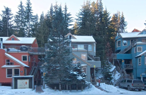 Whistler Creekside Casa | Nuevo listado. 100 metros de la góndola Creekside. Casa adosada completamente remodelada de 1 dormitorio. Plazas 4