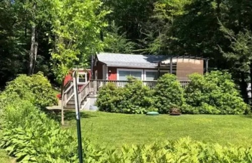 Goshen Cabaña | Cute and cozy lake cottage, next to DAR State Forest