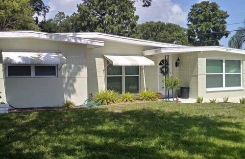 New Port Richey Casa | Bellamente renovado 2 dormitorios y 2 baños.
