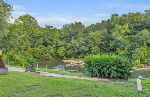 Greenville Cabina | Cute Cabin on the River, 6 Min to DT, Sleeps 4