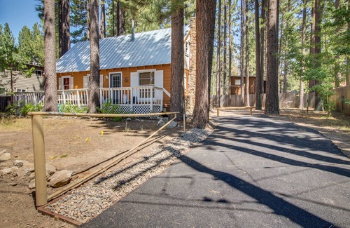 South Lake Tahoe Cabina | Cute cabin w/private hot tub, less than a mile from Lake Tahoe!