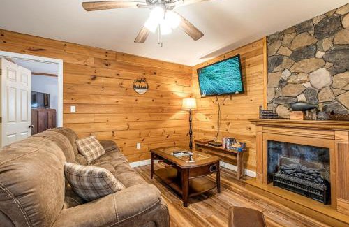 Helen Casa | Cute Cabin with Pool Table and Hiking Trails in Cleveland, Georgia