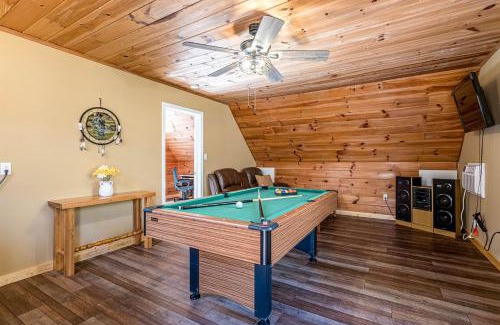 Helen Casa | Cute Cabin with Pool Table and Hiking Trails in Cleveland, Georgia