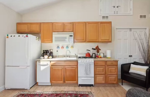 Whittier Apartamento | Cute Carriage House with bikes provided