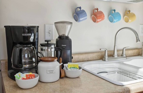 Whittier Apartamento | Cute Carriage House with bikes provided