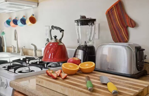 Whittier Apartamento | Cute Carriage House with bikes provided