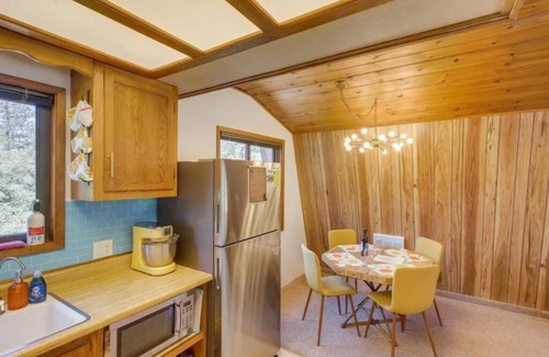 Pine Mountain Club Cabina | Cute colorful alpine cabin with Hot Tub!