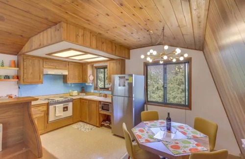 Pine Mountain Club Cabina | Cute colorful alpine cabin with Hot Tub!